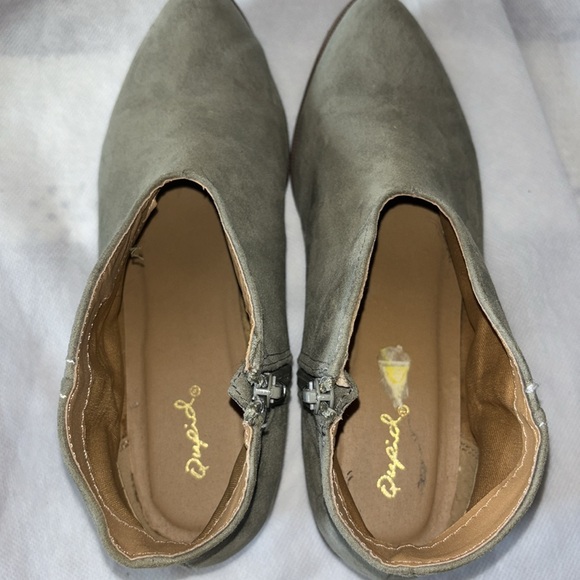 Boots Booties Neutral Gray Tan Soft Faux Suede Slip On Shoes Side Zip Size 8 - Picture 6 of 10